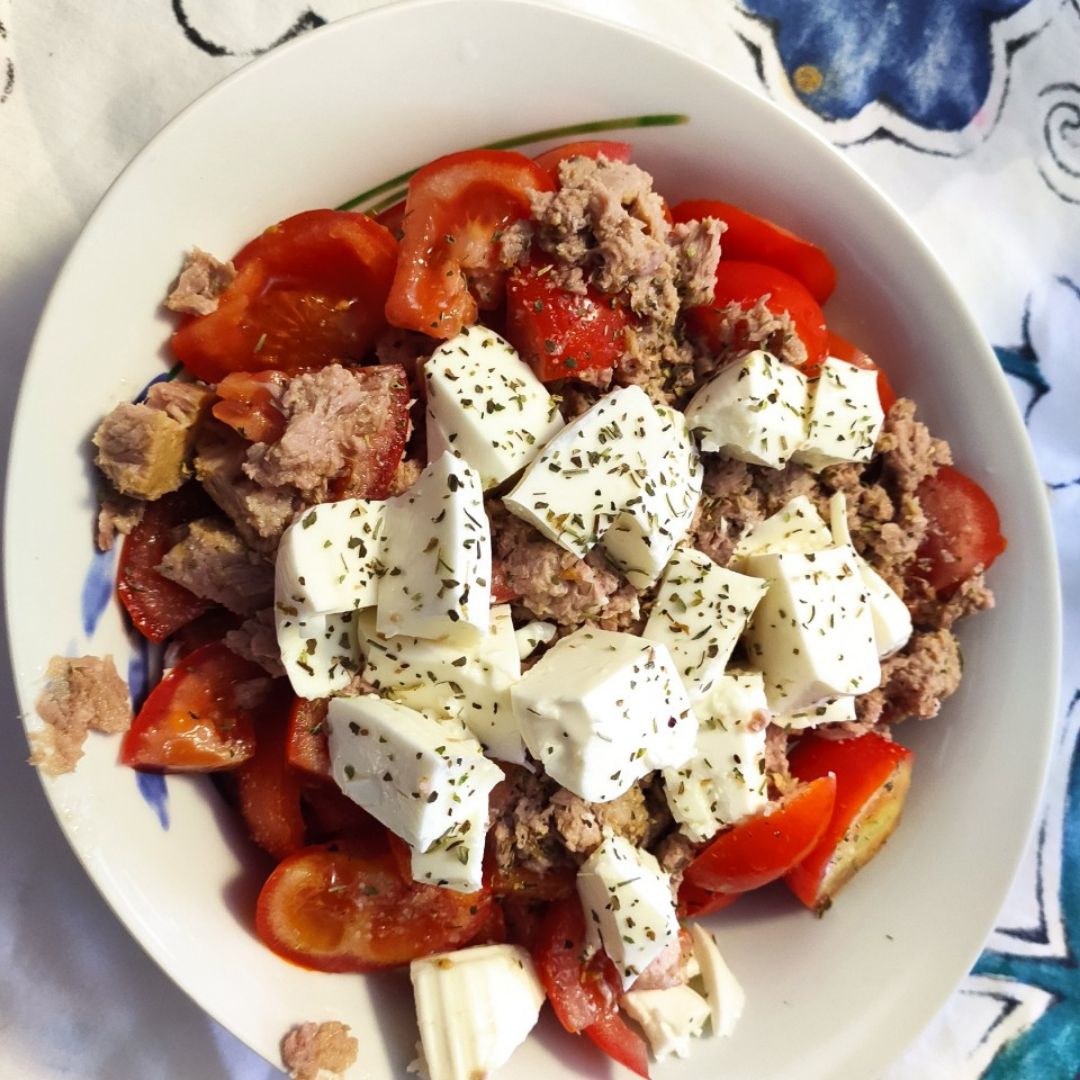 Ensalada de tomate queso y atún