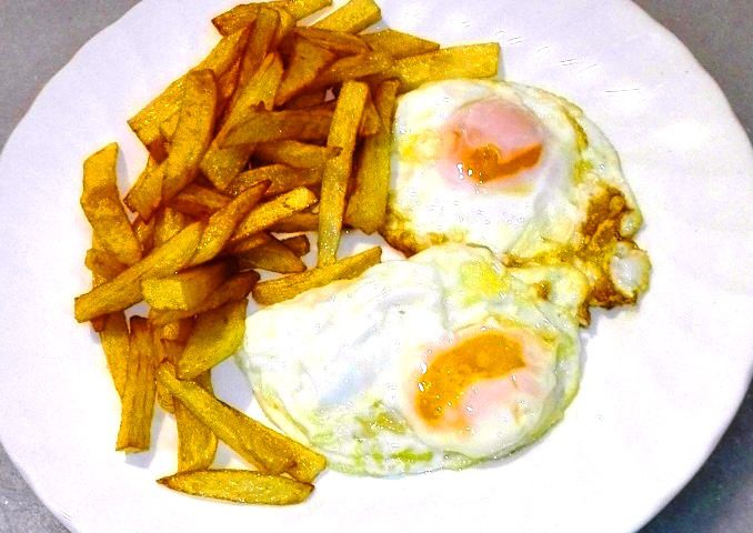 Huevos fritos y patatas